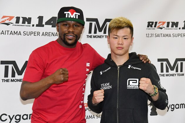 LAS VEGAS, NEVADA - DECEMBER 06:  Floyd Mayweather Jr. (L) and Tenshin Nasukawa pose during a news conference at the Mayweather Boxing Club on December 6, 2018 in Las Vegas, Nevada. The two will meet in a three-round boxing exhibition at Saitama Prefecture Super Arena in Saitama, Japan on December 31, 2018.  (Photo by Ethan Miller/Getty Images)
