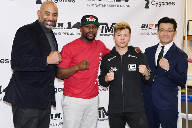 LAS VEGAS, NEVADA - DECEMBER 06:  (L-R) Managing Partner & CEO of ONE Entertainment Brent A. Johnson, Floyd Mayweather Jr., Tenshin Nasukawa and RIZIN Fighting Federation President Nobuyuki Sakakibara pose during a news conference at the Mayweather Boxing Club on December 6, 2018 in Las Vegas, Nevada. Mayweather and Nasukawa will meet in a three-round boxing exhibition at Saitama Prefecture Super Arena in Saitama, Japan on December 31, 2018.  (Photo by Ethan Miller/Getty Images)