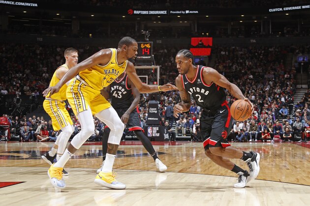 TORONTO, CANADA - NOVEMBER 29: Kawhi Leonard #2 of the Toronto Raptors handles the ball against the Golden State Warriors on November 29, 2018 at the Scotiabank Arena in Toronto, Ontario, Canada.  NOTE TO USER: User expressly acknowledges and agrees that, by downloading and or using this Photograph, user is consenting to the terms and conditions of the Getty Images License Agreement.  Mandatory Copyright Notice: Copyright 2018 NBAE (Photo by Mark Blinch/NBAE via Getty Images)