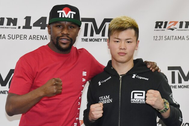 LAS VEGAS, NEVADA - DECEMBER 06:  Floyd Mayweather Jr. (L) and Tenshin Nasukawa pose during a news conference at the Mayweather Boxing Club on December 6, 2018 in Las Vegas, Nevada. The two will meet in a three-round boxing exhibition at Saitama Prefecture Super Arena in Saitama, Japan on December 31, 2018.  (Photo by Ethan Miller/Getty Images)