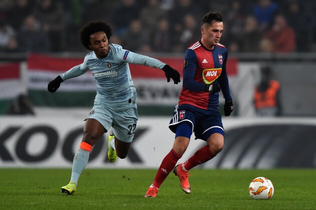 English FC Chelsea's forward Willian (L) vies with Mol Vidis Austrian/Bosnian-Herzegovinan midfielder Anel Hadzic (R) during the UEFA Europa League Group L football match between MOL Vidi FC and Chelsea on December 13, 2018 in Budapest. (Photo by ATTILA KISBENEDEK / AFP)        (Photo credit should read ATTILA KISBENEDEK/AFP/Getty Images)