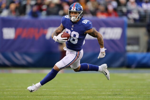 EAST RUTHERFORD, NJ - NOVEMBER 18: Tight end Evan Engram #88 of the New York Giants carries the ball against the Tampa Bay Buccaneers during the third quarter at MetLife Stadium on November 18, 2018 in East Rutherford, New Jersey.  (Photo by Elsa/Getty Images)