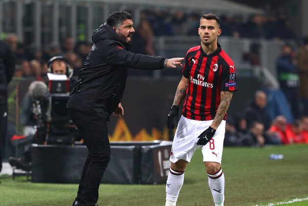 MILAN, ITALY - NOVEMBER 29:  AC Milan coach Gennaro Gattuso issues instructions to his player Fernandez Suso during the UEFA Europa League Group F match between AC Milan and F91 Dudelange at Stadio Giuseppe Meazza on November 29, 2018 in Milan, Italy.  (Photo by Marco Luzzani/Getty Images)