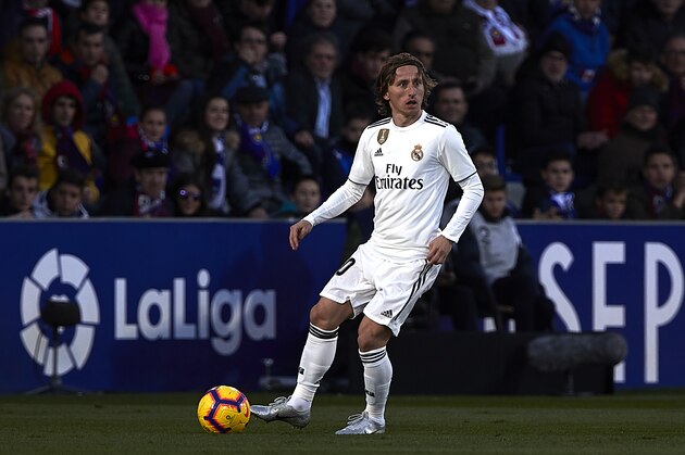 HUESCA, SPAIN - DECEMBER 09: Luka Modric of Real Madrid controls the ball during the La Liga match between Sociedad Deportiva Huesca and Real Madrid at Estadio El Alcoraz on December 09, 2018 in Huesca, Spain. (Photo by Quality Sport Images/Getty Images)