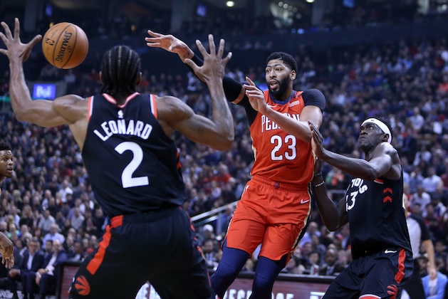 TORONTO, ON - NOVEMBER 12:  Anthony Davis #23 of the New Orleans Pelicans passes the ball as Kawhi Leonard #2 and Pascal Siakam #43 of the Toronto Raptors defend during the first half of an NBA game at Scotiabank Arena on November 12, 2018 in Toronto, Canada.  NOTE TO USER: User expressly acknowledges and agrees that, by downloading and or using this photograph, User is consenting to the terms and conditions of the Getty Images License Agreement.  (Photo by Vaughn Ridley/Getty Images)