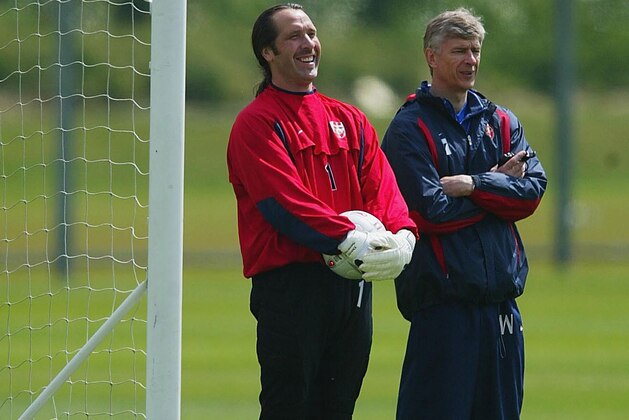 LONDON - MAY 15:  Arsenal manager Arsene Wenger (R) and goalkeeper David Seaman share a joke during traing on May 15, 2003 at Arsenals training ground in London. (Photo by Phil Cole/Getty Images)