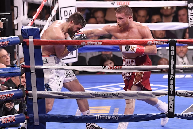 NEW YORK, NEW YORK - DECEMBER 15:  (L_R) Rocky Fielding fights Canelo Alvarez during their WBA Super Middleweight title bout at Madison Square Garden on December 15, 2018 in New York City. (Photo by Sarah Stier/Getty Images)