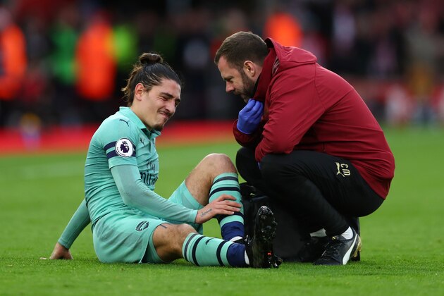 SOUTHAMPTON, ENGLAND - DECEMBER 16:  Hector Bellerin of Arsenal receives medical treatment during the Premier League match between Southampton FC and Arsenal FC at St Mary's Stadium on December 16, 2018 in Southampton, United Kingdom.  (Photo by Clive Rose/Getty Images)