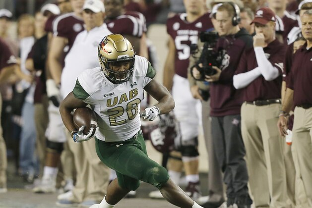 COLLEGE STATION, TX - NOVEMBER 17: Spencer Brown #28 of the UAB Blazers rushes against Texas A&M Aggies at Kyle Field on November 17, 2018 in College Station, Texas. (Photo by Bob Levey/Getty Images)