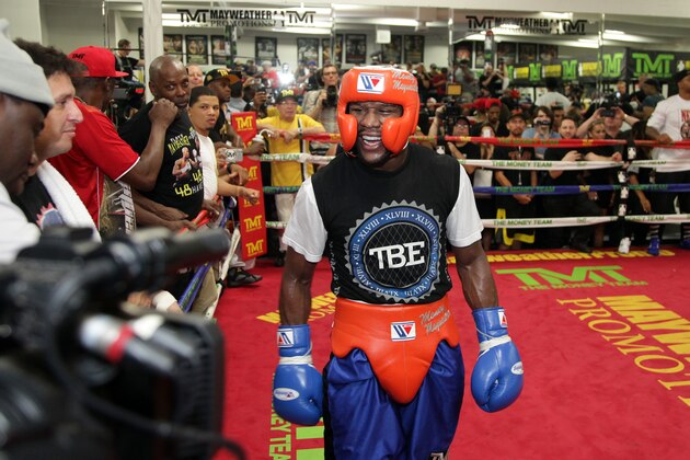Floyd Mayweather Jr., trains August 26, 2015 in Las Vegas. Mayweather will meet Andre Berto in a welterweight title bout September 12, 2015, at the MGM Grand Garden Arena in Las Vegas.  AFP PHOTO/JOHN GURZINSKI        (Photo credit should read JOHN GURZINSKI/AFP/Getty Images)