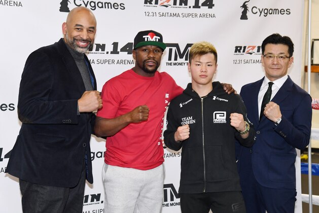 LAS VEGAS, NEVADA - DECEMBER 06:  (L-R) Managing Partner & CEO of ONE Entertainment Brent A. Johnson, Floyd Mayweather Jr., Tenshin Nasukawa and RIZIN Fighting Federation President Nobuyuki Sakakibara pose during a news conference at the Mayweather Boxing Club on December 6, 2018 in Las Vegas, Nevada. Mayweather and Nasukawa will meet in a three-round boxing exhibition at Saitama Prefecture Super Arena in Saitama, Japan on December 31, 2018.  (Photo by Ethan Miller/Getty Images)