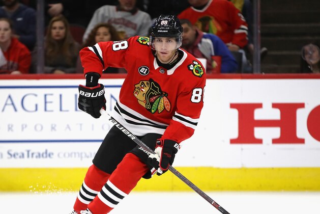 CHICAGO, IL - NOVEMBER 14:  Patrick Kane #88 of the Chicago Blackhawks looks to pass on a powr play against the St. Louis Blues at the United Center on November 14, 2018 in Chicago, Illinois. The Blackhawks defeated the Blues 1-0.  (Photo by Jonathan Daniel/Getty Images)