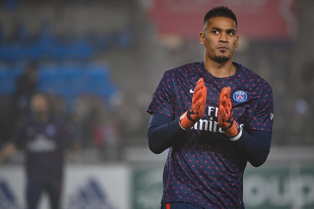 Paris Saint-Germain's French goalkeeper Alphonse Areola applauds as he arrives on the football pitch for a warm up session prior to the French L1 football match between Strasbourg and Paris Saint-Germain (PSG) at the Stade de la Meinau stadium, in Strasbourg, on December 5, 2018. (Photo by Patrick HERTZOG / AFP)        (Photo credit should read PATRICK HERTZOG/AFP/Getty Images)