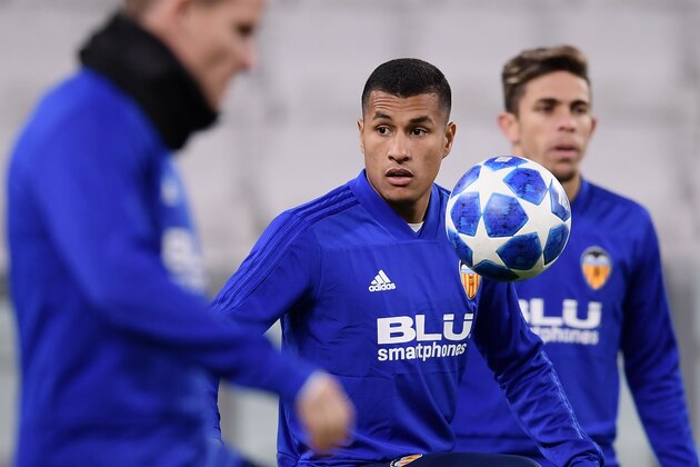 Valencia's Colombian defender Jeison Murillo juggles with a ball during a training session on the eve of the UEFA Champions League group H football match Juventus vs Valencia on November 26, 2018 in Turin. (Photo by Marco BERTORELLO / AFP)        (Photo credit should read MARCO BERTORELLO/AFP/Getty Images)