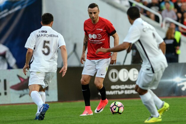 Former Bulgarian footballer Dimitar Berbatov (C) of United Stars team in action against Carlos Marchena (L) and Ivan Cordoba of All Stars team during their charity football match at The Vasil Levski National Stadium in Sofia on June 14, 2017.
Former football stars including Hristo Stoichkov, Gary Neville, Patrice Eva and Jens Lehman played on Wednesday in Sofia in a charity match on the initiative of Berbatov and Figo. / AFP PHOTO / NIKOLAY DOYCHINOV        (Photo credit should read NIKOLAY DOYCHINOV/AFP/Getty Images)