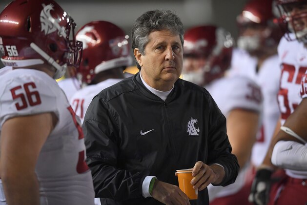 BERKELEY, CA - OCTOBER 13:  Head coach Mike Leach of the Washington State Cougars looks on while his team warms up during pregame warm ups prior to playing the California Golden Bears in an NCAA football game at California Memorial Stadium on October 13, 2017 in Berkeley, California.  (Photo by Thearon W. Henderson/Getty Images)
