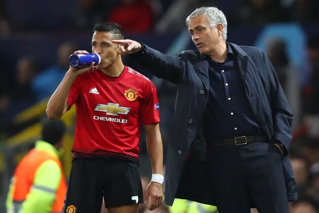 MANCHESTER, ENGLAND - OCTOBER 02:  Jose Mourinho, Manager of Manchester United gives Alexis Sanchez of Manchester United instructions during the Group H match of the UEFA Champions League between Manchester United and Valencia at Old Trafford on October 2, 2018 in Manchester, United Kingdom.  (Photo by Clive Brunskill/Getty Images)