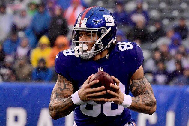 EAST RUTHERFORD, NJ - DECEMBER 16:  Evan Engram #88 of the New York Giants carries the ball after a reception against the Tennessee Titans at MetLife Stadium on December 16, 2018 in East Rutherford, New Jersey.  (Photo by Steven Ryan/Getty Images)