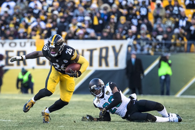 PITTSBURGH, PA - JANUARY 14:  Le'Veon Bell #26 of the Pittsburgh Steelers runs with the ball during the second half of the AFC Divisional Playoff game against the Jacksonville Jaguars at Heinz Field on January 14, 2018 in Pittsburgh, Pennsylvania. Jaguars defeat Pittsburgh 45-42.  (Photo by Brett Carlsen/Getty Images)