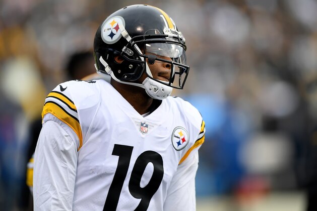 OAKLAND, CA - DECEMBER 09:  JuJu Smith-Schuster #19 of the Pittsburgh Steelers warms up during pregame warm ups prior to the start of an NFL football game against the Oakland Raiders at Oakland-Alameda County Coliseum on December 9, 2018 in Oakland, California.  (Photo by Thearon W. Henderson/Getty Images)