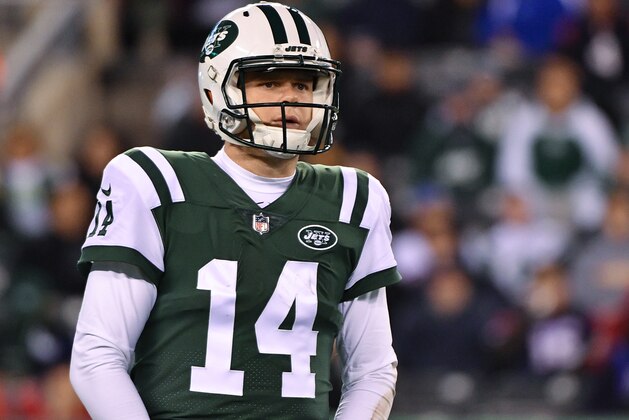 EAST RUTHERFORD, NJ - DECEMBER 15:   Sam Darnold #14 of the New York Jets in action against the Houston Texans at MetLife Stadium on December 15, 2018 in East Rutherford, New Jersey. (Photo by Mark Brown/Getty Images)