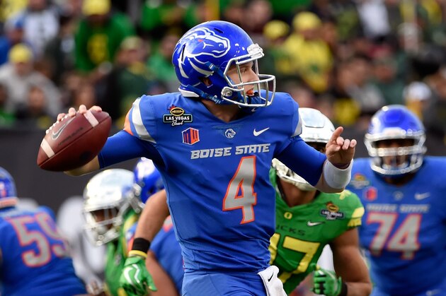 LAS VEGAS, NV - DECEMBER 16:  Quarterback Brett Rypien #4 of the Boise State Broncos looks to pass against the Oregon Ducks during the Las Vegas Bowl at Sam Boyd Stadium on December 16, 2017 in Las Vegas, Nevada. Boise State won 38-28.  (Photo by David Becker/Getty Images)