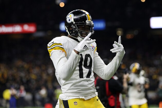 NEW ORLEANS, LOUISIANA - DECEMBER 23: JuJu Smith-Schuster #19 of the Pittsburgh Steelers reacts during the first half against the New Orleans Saints at the Mercedes-Benz Superdome on December 23, 2018 in New Orleans, Louisiana. (Photo by Chris Graythen/Getty Images)