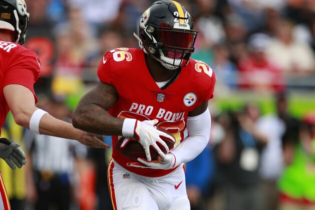 Pittsburgh Steelers running back Le'Veon Bell (26) runs the ball during the NFL Pro Bowl football game Sunday, Jan. 28, 2018, in Orlando, Fla. The AFC won 24-23. (Jeff Haynes/AP Images for Panini)