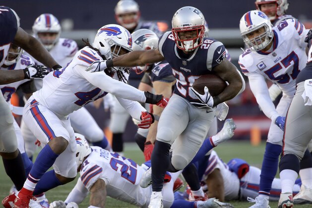 Sony Michel, corredor de los Patriots de Nueva Inglaterra, se escapa entre los linebackers de los Bills de Buffalo, Tremaine Edmunds y Lorenzo Alexander (57), durante el encuentro del domingo 23 de diciembre de 2018 (AP Foto/Steven Senne)