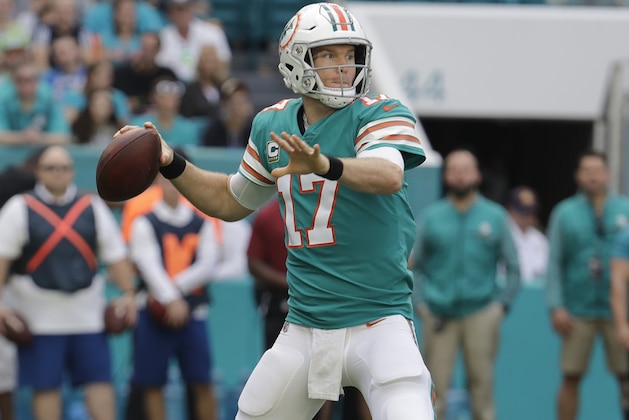 El quarterback de los Dolphins de Miami, Ryan Tannehill (17), se apresta a lanzar un pase previo al partido de la NFL contra los Jaguars de Jacksonville, el domingo 23 de diciembre de 2018, en Miami Gardens, Florida. (AP Foto/Lynne Sladky) El quarterback de los Dolphins de Miami, Ryan Tannehill (17), se apresta a lanzar un pase previo al partido de la NFL contra los Jaguars de Jacksonville, el domingo 23 de diciembre de 2018, en Miami Gardens, Florida. (AP Foto/Lynne Sladky)