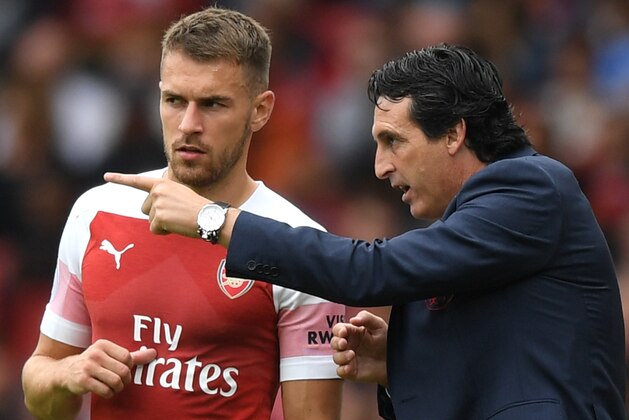 LONDON, ENGLAND - AUGUST 12: Unai Emery, Manager of Arsenal gives instructions to Aaron Ramsey of Arsenal during the Premier League match between Arsenal FC and Manchester City at Emirates Stadium on August 12, 2018 in London, United Kingdom. (Photo by Shaun Botterill/Getty Images) LONDON, ENGLAND - AUGUST 12: Unai Emery, Manager of Arsenal gives instructions to Aaron Ramsey of Arsenal during the Premier League match between Arsenal FC and Manchester City at Emirates Stadium on August 12, 2018 in London, United Kingdom. (Photo by Shaun Botterill/Getty Images)