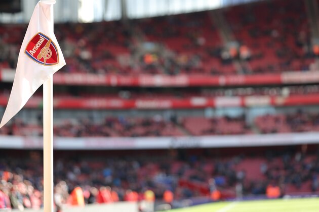 LONDON, ENGLAND - SEPTEMBER 23: The Arsenal club crest on a corner flag at the Emirates stadium home stadium of Arsenal during the Premier League match between Arsenal FC and Everton FC at Emirates Stadium on September 23, 2018 in London, United Kingdom. (Photo by James Williamson - AMA/Getty Images)