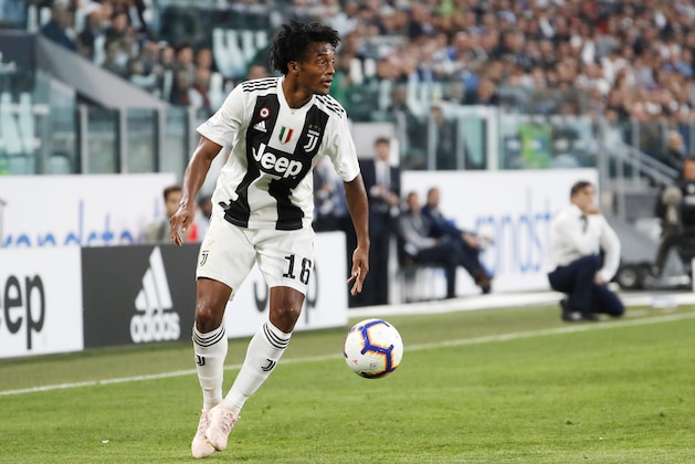Juventus' Juan Cuadrado controls the ball during the Serie A soccer match between Juventus and Genoa at the Allianz stadium, in Turin, Italy, Saturday, Oct. 20, 2018. (AP Photo/Antonio Calanni)