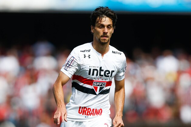 SAO PAULO, BRAZIL - AUGUST 13: Rodrigo Caio of Sao Paulo in action during the match between Sao Paulo and Cruzeiro for the Brasileirao Series A 2017 at Morumbi Stadium on August 13, 2017 in Sao Paulo, Brazil. (Photo by Alexandre Schneider/Getty Images)
