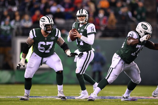 EAST RUTHERFORD, NJ - DECEMBER 15:   Sam Darnold #14 of the New York Jets in action against the Houston Texans at MetLife Stadium on December 15, 2018 in East Rutherford, New Jersey. (Photo by Mark Brown/Getty Images)