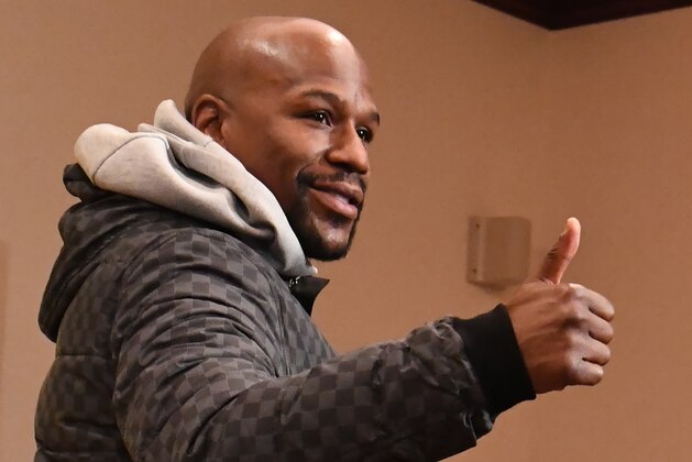 TOPSHOT - US boxing superstar Floyd Mayweather Jr gives a thumbs up at the end of a press conference at a Tokyo hotel on December 29, 2018. - Mayweather will fight against Japanese kickboxer Tenshin 'Ninja Boy' Nasukawa in Saitama on December 31. (Photo by Toshifumi KITAMURA / AFP)        (Photo credit should read TOSHIFUMI KITAMURA/AFP/Getty Images)