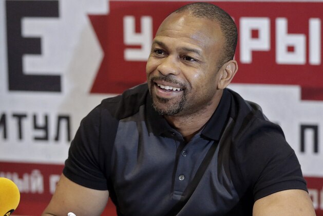 US boxer Roy Jones Jr. writes an application for Russian citizenship during a press conference in Yalta, Crimea, on August 20, 2015. AFP PHOTO / MAX VETROV        (Photo credit should read MAX VETROV/AFP/Getty Images)