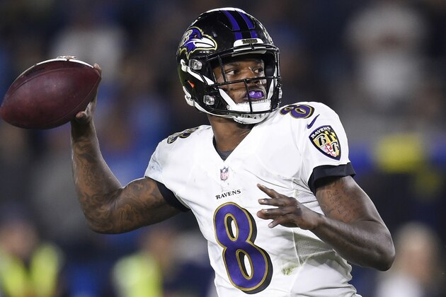 Lamar Jackson, quarterback de los Ravens de Baltimore, lanza un pase frente a los Chargers de Los Ángeles, durante el encuentro del sábado 22 de diciembre de 2018 (AP Foto/Kelvin Kuo)