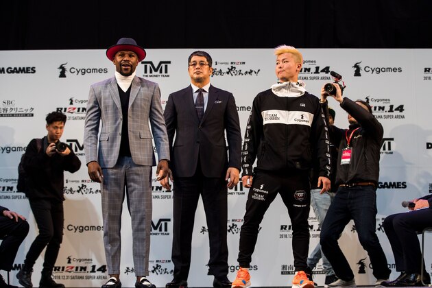 US boxing legend Floyd Mayweather Jr (C-L) and kickboxer Tenshin Nasukawa of Japan (C-R) pose on the stage during a weigh-in event at Saitama Super Arena in Saitama on December 30, 2018, on the eve of their exhibition fight. (Photo by Behrouz MEHRI / AFP)        (Photo credit should read BEHROUZ MEHRI/AFP/Getty Images)