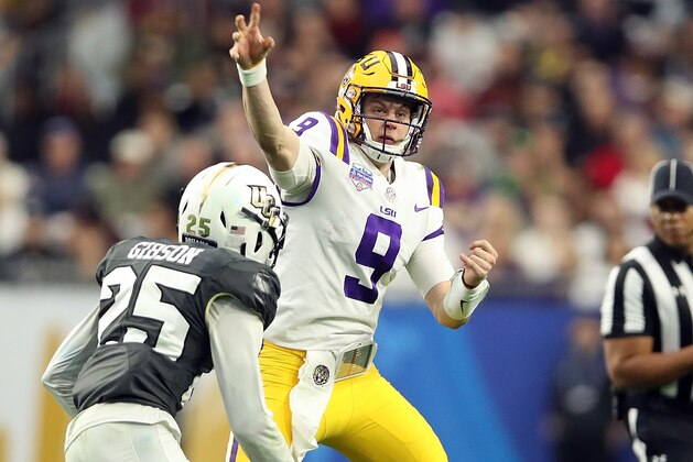 GLENDALE, ARIZONA - JANUARY 01: Quarterback Joe Burrow #9 of the LSU Tigers throws a pass over defensive back Kyle Gibson #25 of the UCF Knights during the second quarter of the PlayStation Fiesta Bowl between LSU and Central Florida at State Farm Stadium on January 01, 2019 in Glendale, Arizona. (Photo by Christian Petersen/Getty Images)
