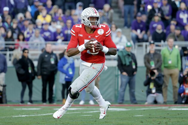 PASADENA, CA - JANUARY 01: Dwayne Haskins #7 of the Ohio State Buckeyes looks to pass during the second half in the Rose Bowl Game presented by Northwestern Mutual at the Rose Bowl on January 1, 2019 in Pasadena, California.  (Photo by Jeff Gross/Getty Images)