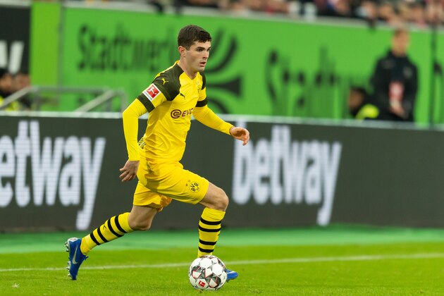 DUESSELDORF, GERMANY - DECEMBER 18: Christian Pulisic of Borussia Dortmund controls the ball during the Bundesliga match between Fortuna Duesseldorf and Borussia Dortmund at Esprit-Arena on December 18, 2018 in Duesseldorf, Germany.(Photo by TF-Images/TF-Images via Getty Images)