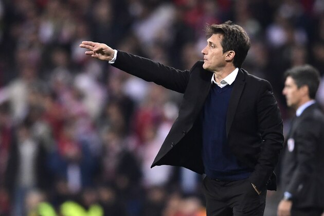 Boca Juniors' coach Guillermo Barros Schelotto gives instructions during the second leg match of the all-Argentine Copa Libertadores final against River Plate, at the Santiago Bernabeu stadium in Madrid, on December 9, 2018. (Photo by Javier SORIANO / AFP)        (Photo credit should read JAVIER SORIANO/AFP/Getty Images)