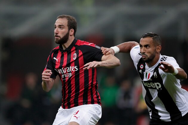 MILAN, ITALY - NOVEMBER 11: (L-R) Gonzalo Higuain of AC Milan, Medhi Benatia of Juventus  during the Italian Serie A   match between AC Milan v Juventus at the San Siro on November 11, 2018 in Milan Italy (Photo by Jeroen Meuwsen/Soccrates/Getty Images)