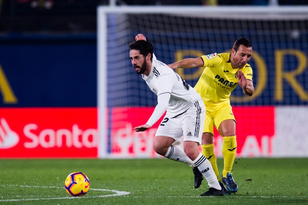 VILLAREAL, SPAIN - JANUARY 03: Francisco Alarcon 'Isco' of Real Madrid CF conducts the ball under pressure from Santi Cazorla of Villarreal CF during the La Liga match between Villarreal CF and Real Madrid CF at Estadio de la Ceramica on January 03, 2019 in Villarreal, Spain. (Photo by Alex Caparros/Getty Images)