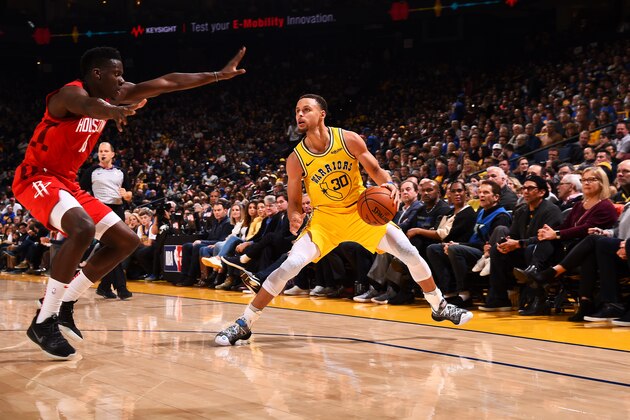 OAKLAND, CA - JANUARY 3:  Stephen Curry #30 of the Golden State Warriors handles the ball against the Houston Rockets on January 3, 2019 at ORACLE Arena in Oakland, California. NOTE TO USER: User expressly acknowledges and agrees that, by downloading and or using this photograph, user is consenting to the terms and conditions of Getty Images License Agreement. Mandatory Copyright Notice: Copyright 2019 NBAE (Photo by Noah Graham/NBAE via Getty Images)