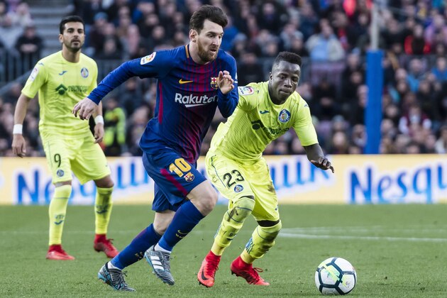 BARCELONA, SPAIN - FEBRUARY 11: Lionel Andres Messi of FC Barcelona (L) fights for the ball with Amath Ndiaye Diedhiou of Getafe CF (R) during the La Liga 2017-18 match between FC Barcelona and Getafe FC at Camp Nou on 11 February 2018 in Barcelona, Spain. (Photo by Power Sport Images/Getty Images)