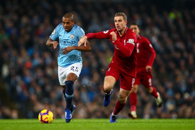 MANCHESTER, ENGLAND - JANUARY 03: Fernandinho of Manchester City and Jordan Henderson of Liverpool during the Premier League match between Manchester City and Liverpool FC at Etihad Stadium on January 3, 2019 in Manchester, United Kingdom. (Photo by Robbie Jay Barratt - AMA/Getty Images)