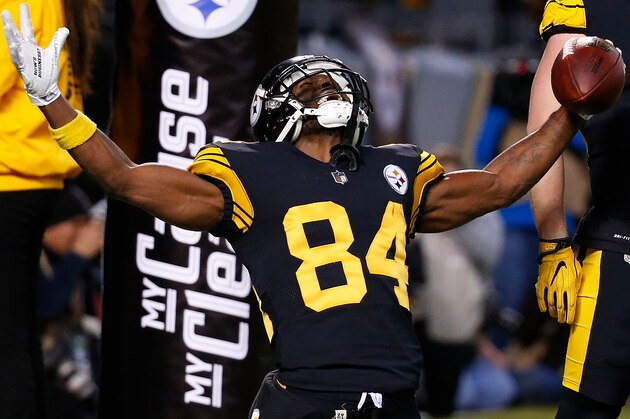 PITTSBURGH, PA - DECEMBER 16: Antonio Brown #84 of the Pittsburgh Steelers reacts after a 17 yard touchdown reception in the first quarter during the game against the New England Patriots at Heinz Field on December 16, 2018 in Pittsburgh, Pennsylvania. (Photo by Justin K. Aller/Getty Images)