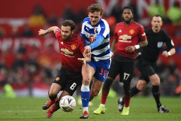 Manchester United's Spanish midfielder Juan Mata (L) battles with Reading's English midfielder John Swift (C) during the English FA Cup third round football match between Manchester United and Reading at Old Trafford in Manchester, north west England, on January 5, 2019. (Photo by Oli SCARFF / AFP) / RESTRICTED TO EDITORIAL USE. No use with unauthorized audio, video, data, fixture lists, club/league logos or 'live' services. Online in-match use limited to 120 images. An additional 40 images may be used in extra time. No video emulation. Social media in-match use limited to 120 images. An additional 40 images may be used in extra time. No use in betting publications, games or single club/league/player publications. /         (Photo credit should read OLI SCARFF/AFP/Getty Images)
